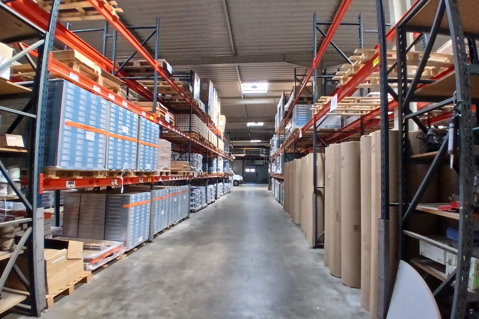 Entrepôt Sevasol à Barby — stock parquet, stratifié, vinyle LVT, moquette
